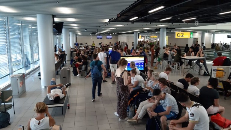إلغاء أكثر من 180 رحلة طيران في مطار سخيبول بأمستردام وعشرات الألاف من المسافرين تقطعت بهم السبل