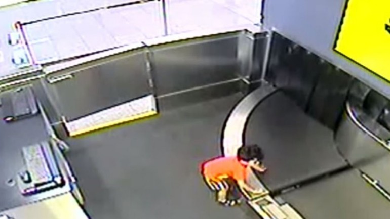 اصابة طفل بجروح بعد مغافلته والدته والاستلقاء على شريط الحقائب في مطار أتلانتا