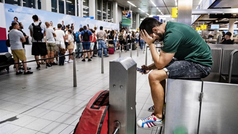 عشرات الألاف من المسافرين تقطعت بهم السبل في مطار سخيبول بسبب مشكلة الوقود - هل يحق لهم التعويض؟