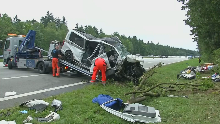 حادث خطير على الطريق السريع A8 في ألمانيا: وفاة أب هولندي وطفلته واصابة بقية العائلة بجروح خطيرة