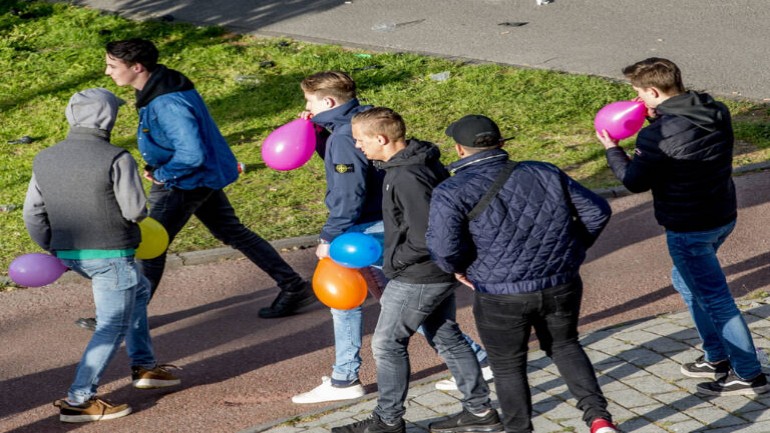 المزيد من المشاكل الصحية بسبب استخدام غاز الضحك الشائع بين الشباب في هولندا