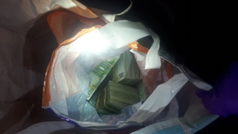 الشرطة تعثر على 700,000 يورو نقدا في سيارة شاب من زاندام