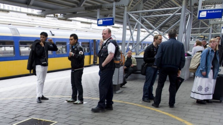 إدارة السكك الحديدية تريد منع التدخين في جميع محطات القطار في هولندا