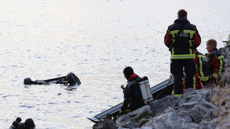 وفاة رجل وامرأة غرقا بعد سقوط السيارة التي يركبانها في بحيرة بجنوب هولندا والقبض على شخص كان معهما