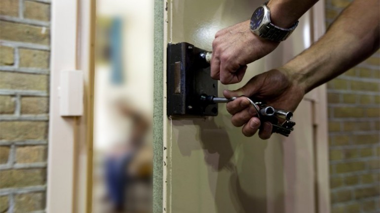 المحكمة: يحق لسجين الإحتفاظ بمنزله المستأجر من السكن الإجتماعي أثناء قضاء عقوبته الطويلة في أمستردام