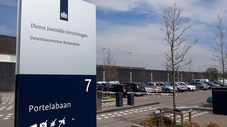 طالب لجوء مرفوض يتمكن من الهروب من مركز الإحتجاز في مطار روتردام قبل ترحيله