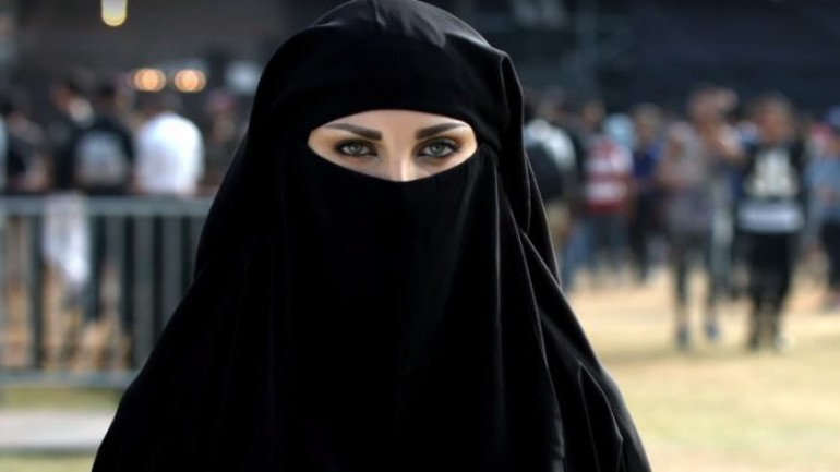سائق حافلة أريفا يرفض متابعة القيادة ويطلب الشرطة لامرأة ترتدي النقاب في ليمبورخ