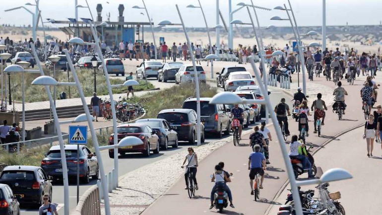 بسبب الحرارة المرتفعة: ازدحام مروري كبير على الطرق المؤدية إلى الشواطيء الهولندية