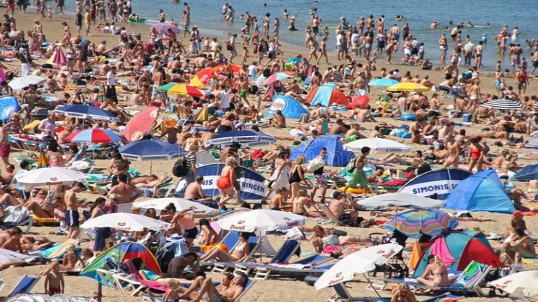 وصلت الحرارة لأكثر من 30 درجة اليوم: إزدحام شديد في الشواطيء الهولندية ولا مكان لوقوف السيارات