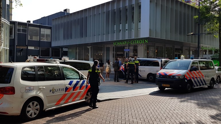 إصابة ثلاثة وكلاء شرطة بجروح أثناء اعتقال لص عدواني في وسط مدينة روتردام