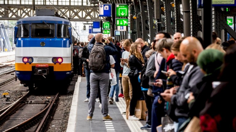 شركة القطارات الهولندية NS ستقوم بتوزيع عصائر وقهوة ووجبات مجانية في بعض محطات القطار أثناء ساعة الذروة
