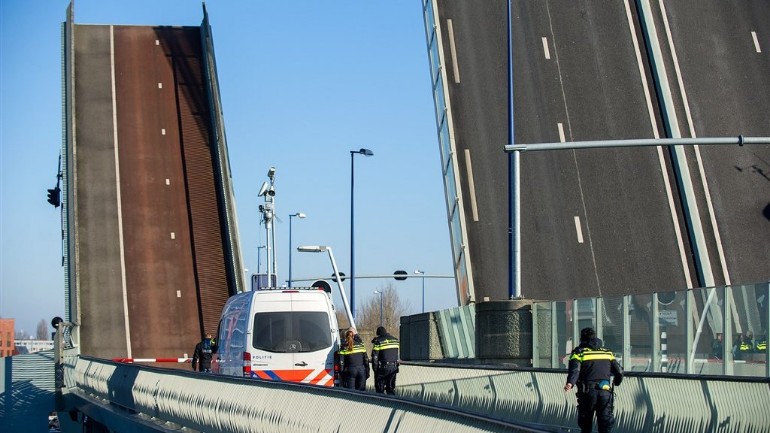 مجلس السلامة الهولندي: الجسور المتحركة التي يتم التحكم فيها عن بعد غير آمنة والحكومة لم تفعل شيئا لمنع الحوادث