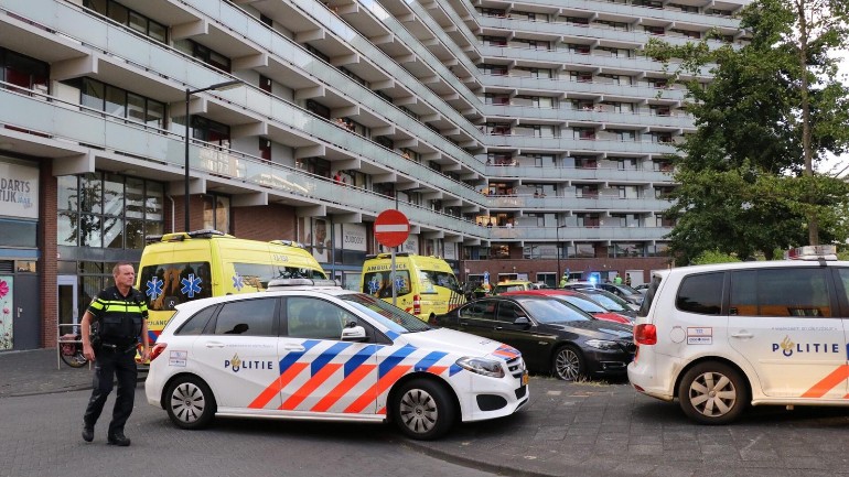 وفاة رجل متأثراً بجراحه جراء طعنه في شقته بجنوب شرق أمستردام