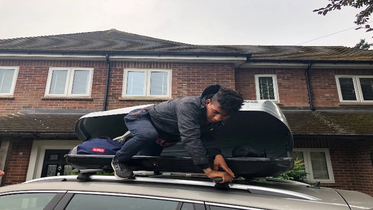 شاب مصري يتمكن من الوصول من فرنسا إلى بريطانيا من خلال الإختباء بصندوق سقف سيارة زوجان إنجليزيان