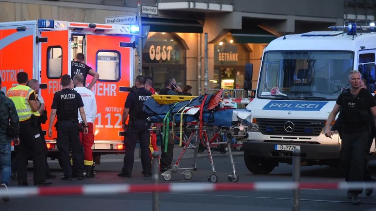 مقتل أربعة أشخاص بينهم طفل في الرابعة من عمره واصابة ثلاثة أخرين بجروح في حادث دهس وسط برلين