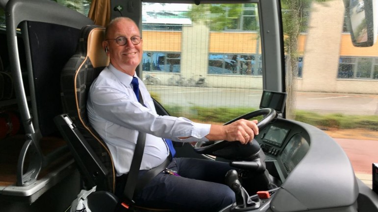 عمدة مدينة فيانن يستمتع بمهنته الجديدة كسائق حافلة ركاب