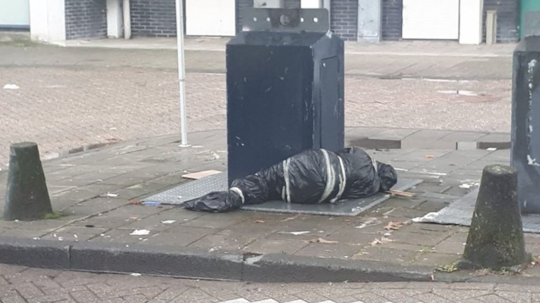 الشرطة تغلق منطقة في جنوب أمستردام بعد البلاغ بوجود جثة ملقاة أمام حاوية القمامة