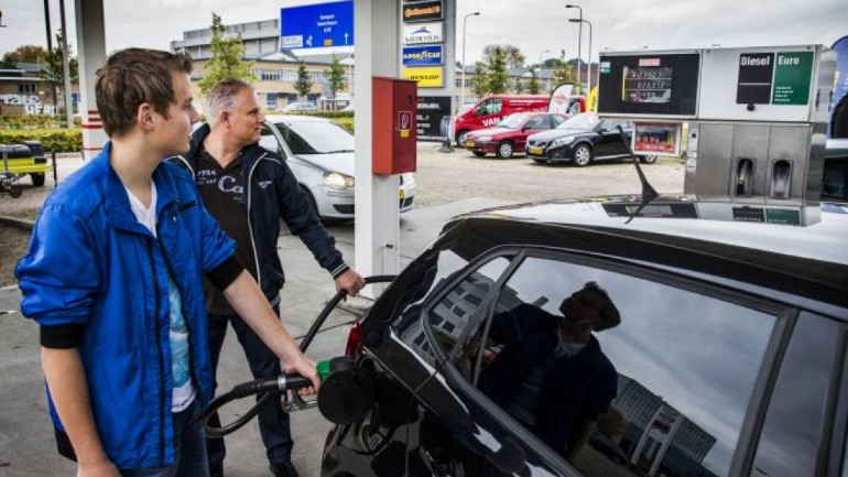 سترتفع أسعار الوقود بضعة سنتات للتر الواحد في الأيام المقبلة في هولندا 