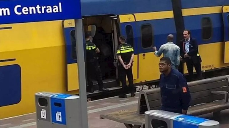 امرأة منقبة تتسبب بتأخير القطار عشرون دقيقة في محطة روتردام - لم يتم  فرض غرامة عليها