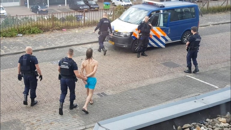 الشرطة الملكية الهولندية تلقي القبض على رجل عاري وتسلمه للشرطة بعد اجباره على ارتداء سروال