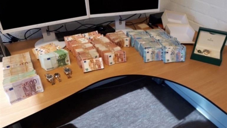 الشرطة تعثر على 400,000 يورو نقدا في منزل بعد ابلاغ المقيم عن محاولة سطو في زفايندريخت 