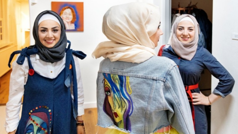 مصممة أزياء سورية مبدعة تعرض تصميماتها في معرض بمتحف ديرن في شمال بربانت