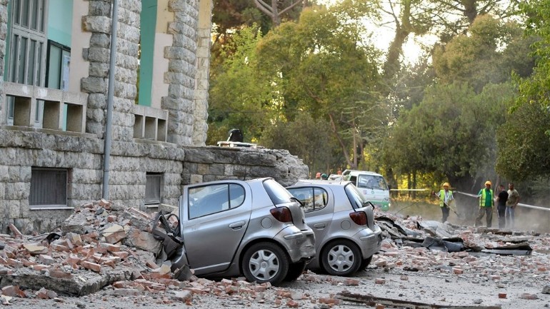 أكثر من مائة جريح والكثير من الأضرار المادية في زلازل ضربت ألبانيا مساء وليلة البارحة