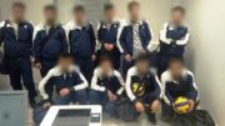 القبض على فريق كرة طائرة أوكراني في مطار أثينا بعد أن تبين أنهم من سوريا