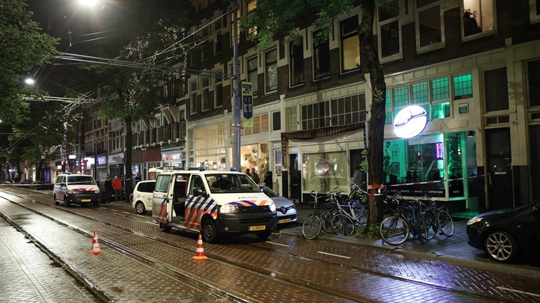 اصابة رجل بجروح خطيرة جراء اصابته بعدة رصاصات في الشارع في روتردام