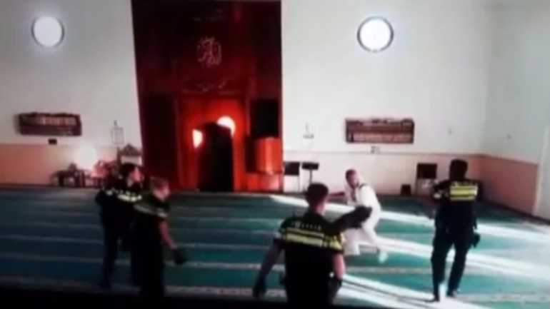 الشرطة تستعين بكلب لإلقاء القبض على رجل في مسجد السلام في روتردام