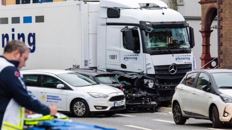 رجل قادم من سوريا يسرق شاحنة ويصدم سبع سيارات ويوقع العديد من الإصابات في ألمانيا