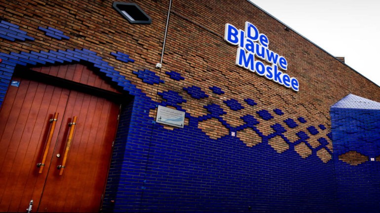 مجلس إدارة المسجد الأزرق يريدون أن يكون أول مسجد يؤذن للصلاة بمكبرات الصوت في أمستردام