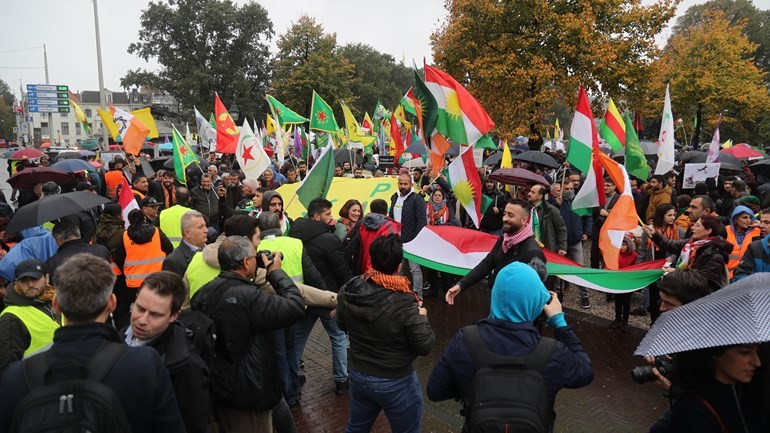 مئات الهولنديين الأكراد يتظاهرون في دانهاخ ضد الهجوم التركي على شمال شرق سوريا