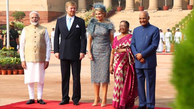 الملك والملكة الهولنديان في زيارة رسمية للهند: بدأت مراسم الإستقبال باطلاق 21 طلقة تحية وزيارة النصب التذكاري لغاندي