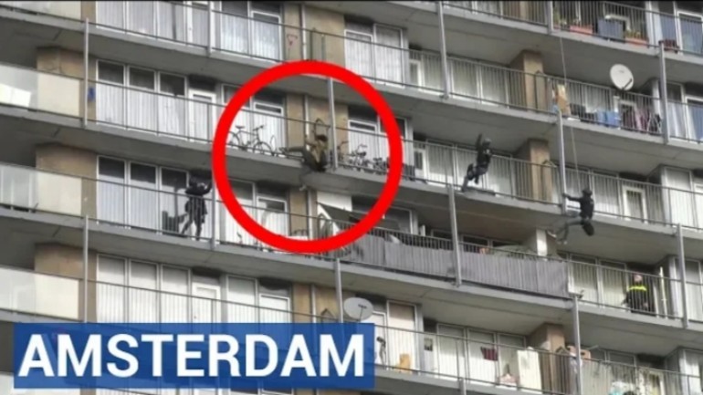 بالفيديو: فريق المداهمة يهبط بالحبال على مبنى في أمستردام للقبض على رجل مختل