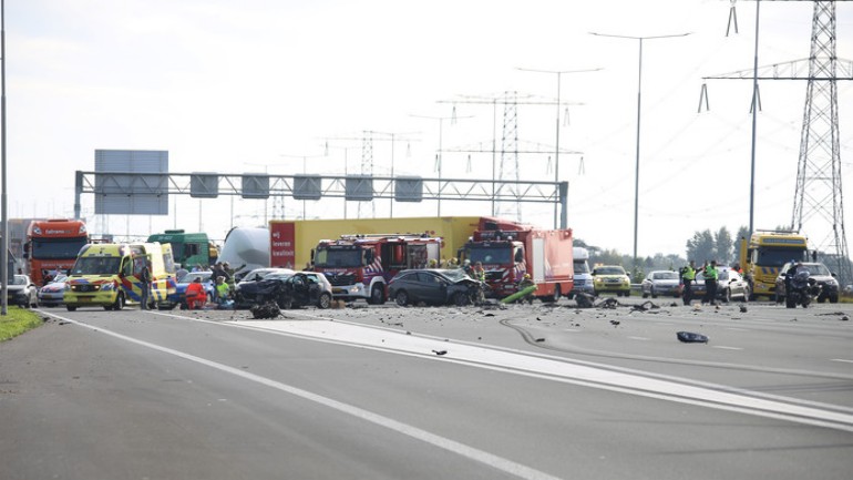 وفاة ثلاثة أشخاص في حادث تصادم خطير على الطريق السريع A2 قرب أوتريخت