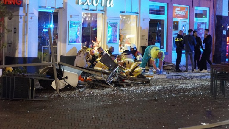 سائق سيارة يدهس خمسة أشخاص كانوا جالسين أمام مطعم في وسط مدينة ديفينتر