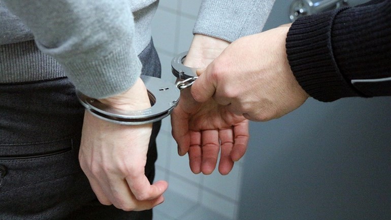 إلقاء القبض على رجل يختلس النظر داخل المنازل في خوس والشرطة تطلق سراحه