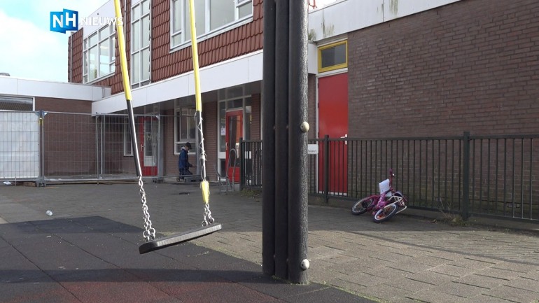 الأهالي يشتكون: المعلمة تضرب الأطفال بالعصا في مدرسة إبتدائية في مدينة زاندام الهولندية