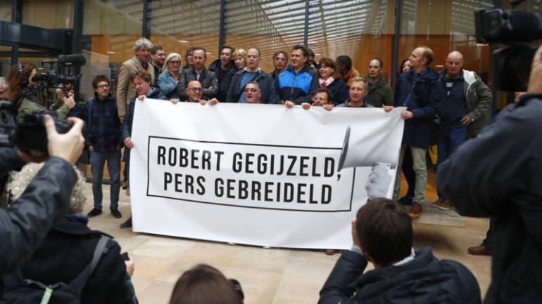 الصحفيين الهولنديين يتظاهرون أمام محكمة روتردام للمطالبة بالإفراج عن زميلهم