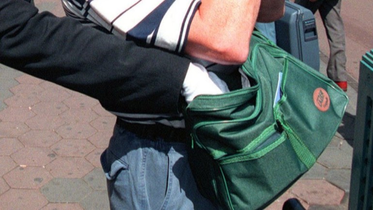 بدلاً من مساعدته: رجل وامرأة ينشلان محفظة رجل مريض أغمي عليه بالشارع في بربانت