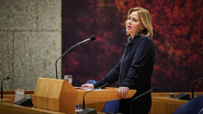 وزيرة البنية التحتية الهولندية تعتذر باكية في البرلمان عن الأخطاء في وزارتها