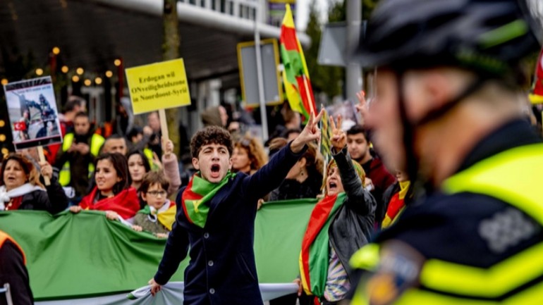 القبض على ثمانية أشخاص أثناء مظاهرة للأكراد في روتردام إحتجاجاً على الغزو التركي لشمال شرق سوريا