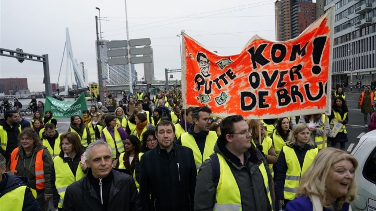 إضراب التعليم الإبتدائي والثانوي: المعلمين الغاضبين يغلقون الشوارع في روتردام 