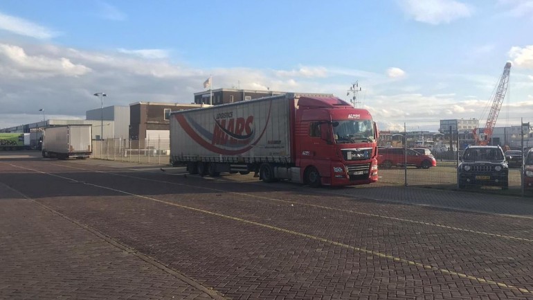 اكتشاف 16 شخص بينهم امرأة وأربعة أطفال في شاحنة بميناء IJmuiden بشمال هولندا