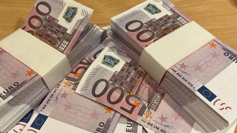 رجل أمين يجد كومة أوراق نقدية من فئة خمسمائة يورو: سلمها إلى شرطة ماستريخت فظهر أنها مزيفة