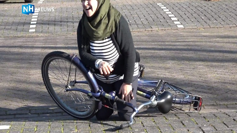 مع السقوط والنهوض من جديد: القادمات حديثاً يَتعلمنَ قيادة الدراجات الهوائية في شمال هولندا