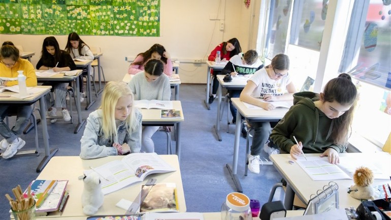 بلدية أمستردام تهدد المدارس التي تلزم الأهل بدفع مبالغ تطوعية عالية بوقف الدعم