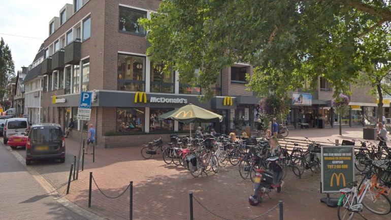 تعرض فتاتان للتحرش الجنسي من قبل أولاد قاصرين في مطعم ماكدونالد في بوسوم بشمال هولندا