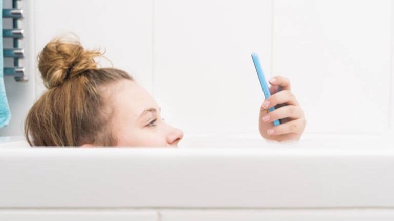 اصابة طفلة هولندية بحروق بسبب صعقة كهربائية أثناء استخدام هاتفها في الحمام